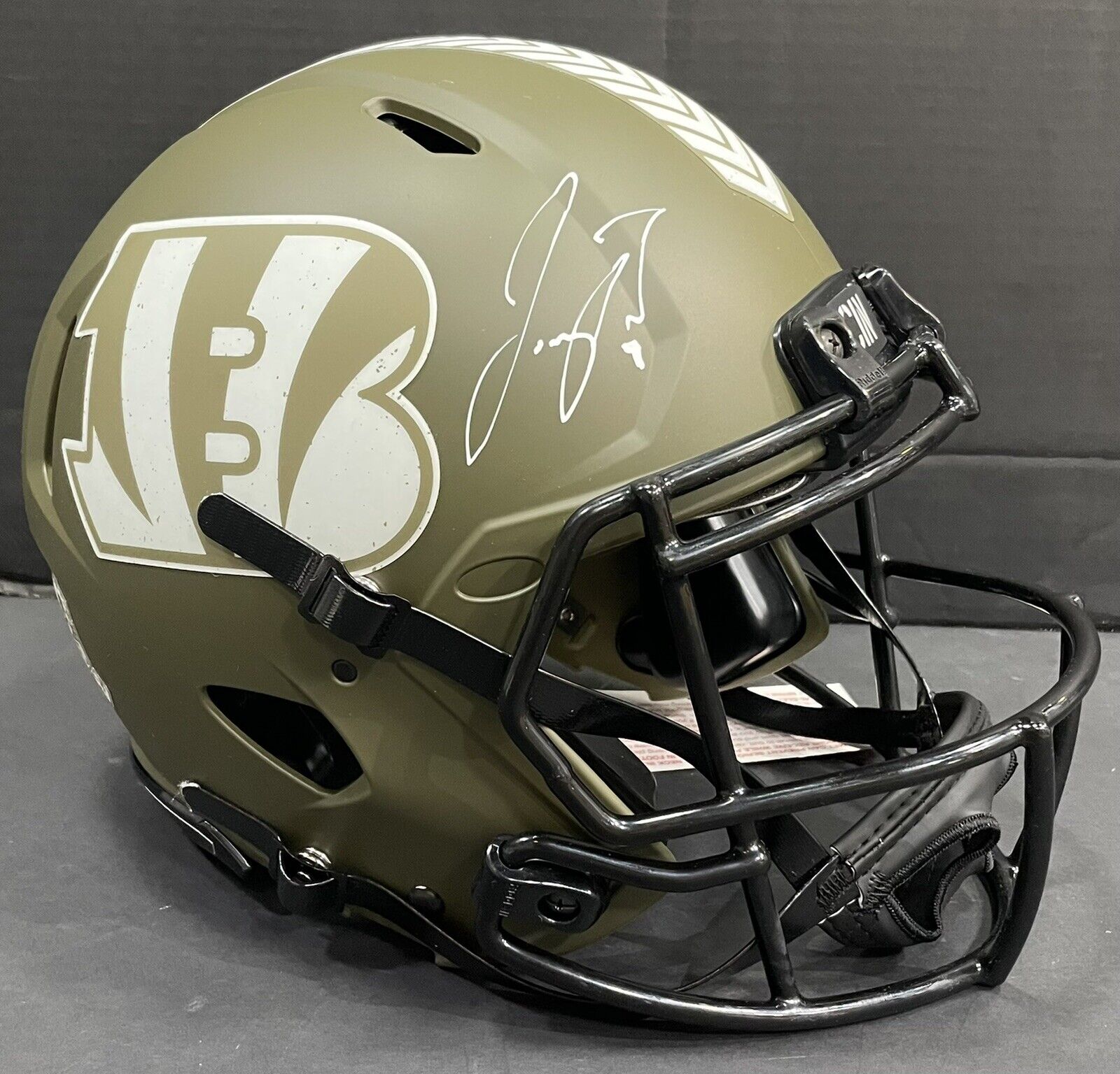 Joe Burrow Bengals Signed Salute To Service Speed Authentic Helmet Aut –  CollectibleXchange