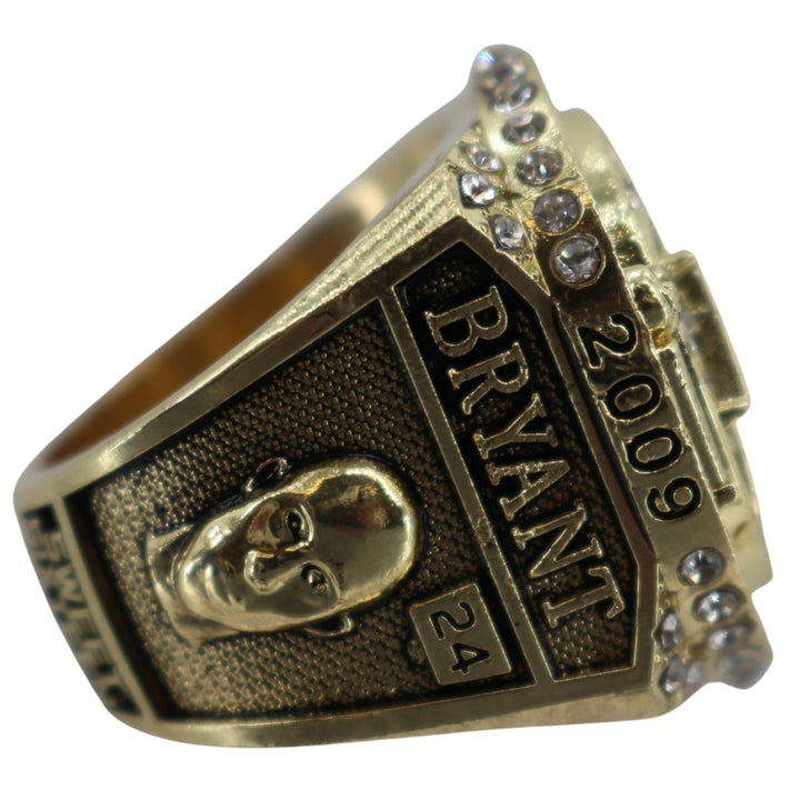2010 Lakers Replica Larry OÕBrien Trophy & Kobe Bryant NBA Finals Ring Set