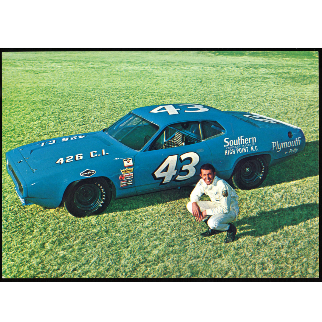 Richard Petty Nascar #43 Car w/Petty Kneeling on Side of Car 5x7 Postcard