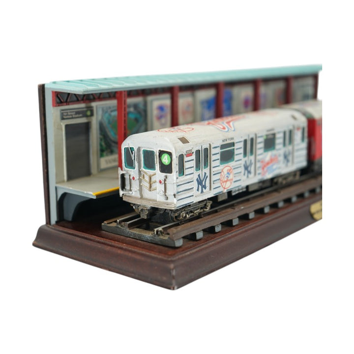 New York Yankees vs. New York Mets Danbury Mint 2000 Subway Series Train Display