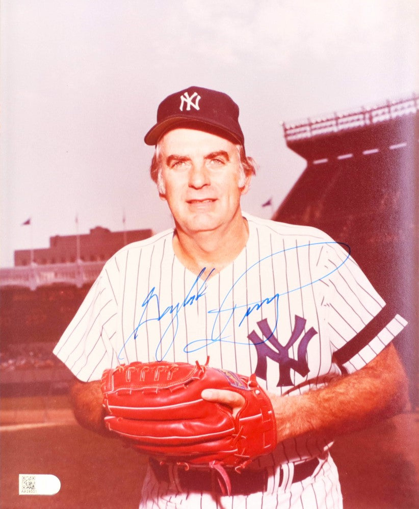 Gaylord Perry New York Yankees and Hall of Famer Signed Vintage 8x10 Photo (AIV)