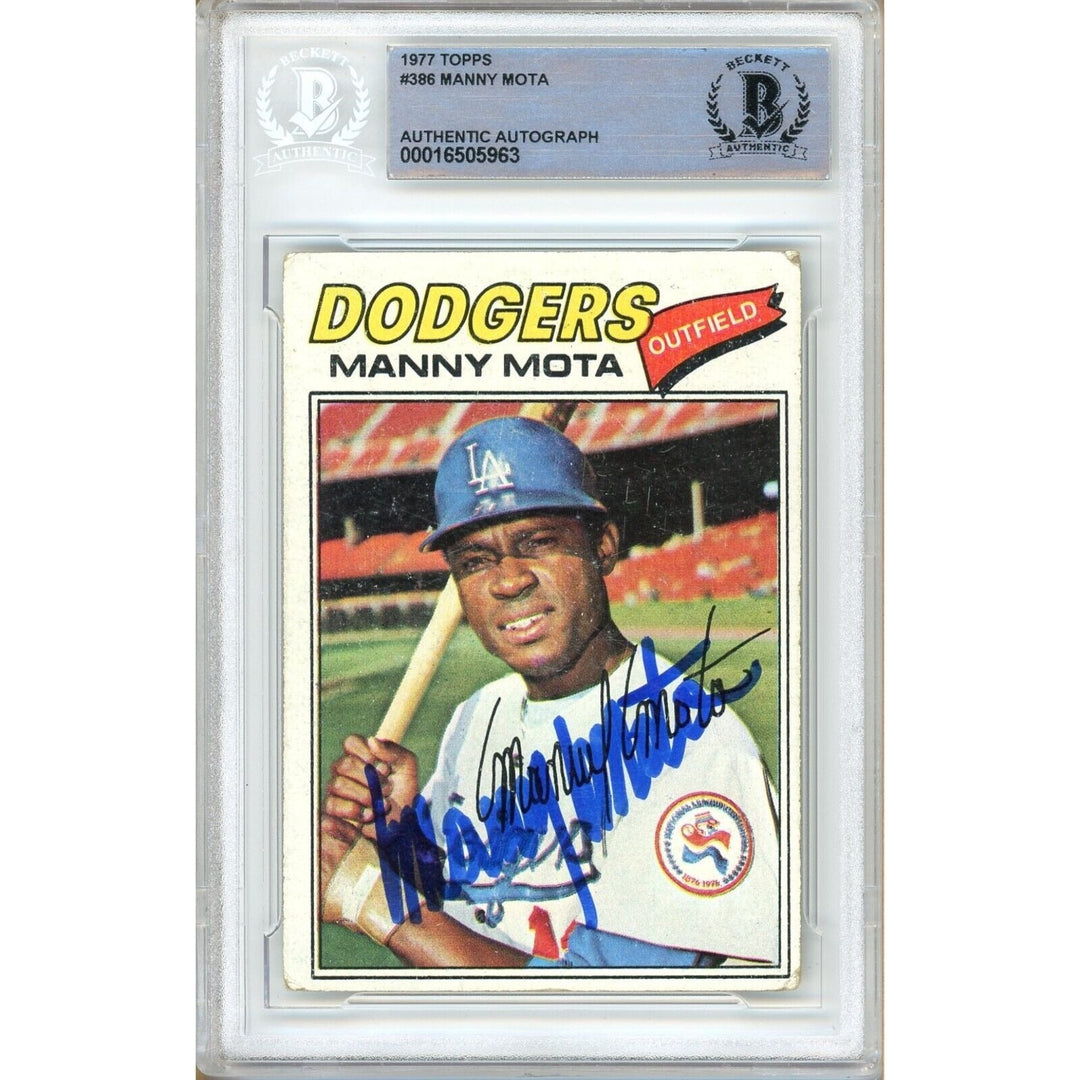 Manny Mota Los Angeles Dodgers Signed 1977 Topps Baseball Card Beckett Auth Auto Slab