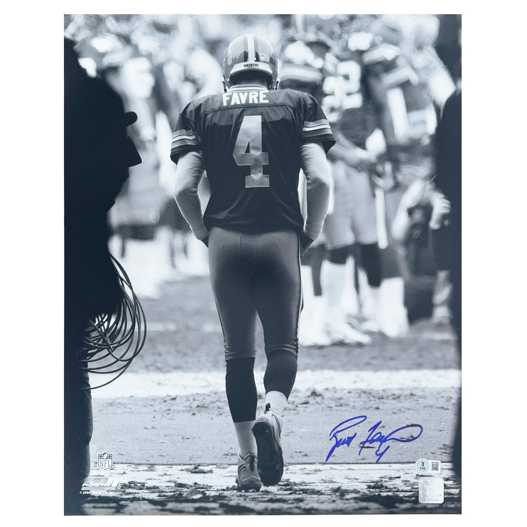 Brett Favre Signed Pose 2 Football 16x20 Photo (Beckett)
