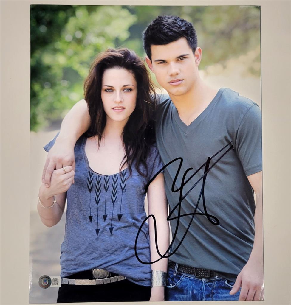 Taylor Lautner signed Twilight 11x14 photo autograph ~ Beckett BAS holo