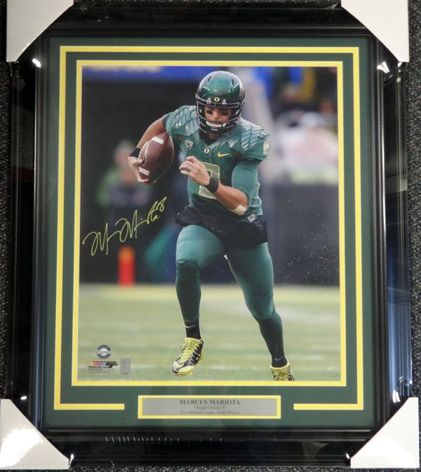 Marcus Mariota Signed Framed 16x20 Photo Oregon Ducks MM Holo
