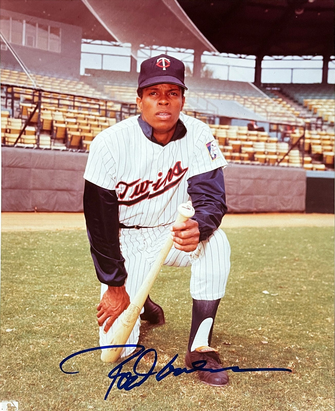 Rod Carew signed Minnesota Twins MLB 8x10 Photo- COA (HOF)