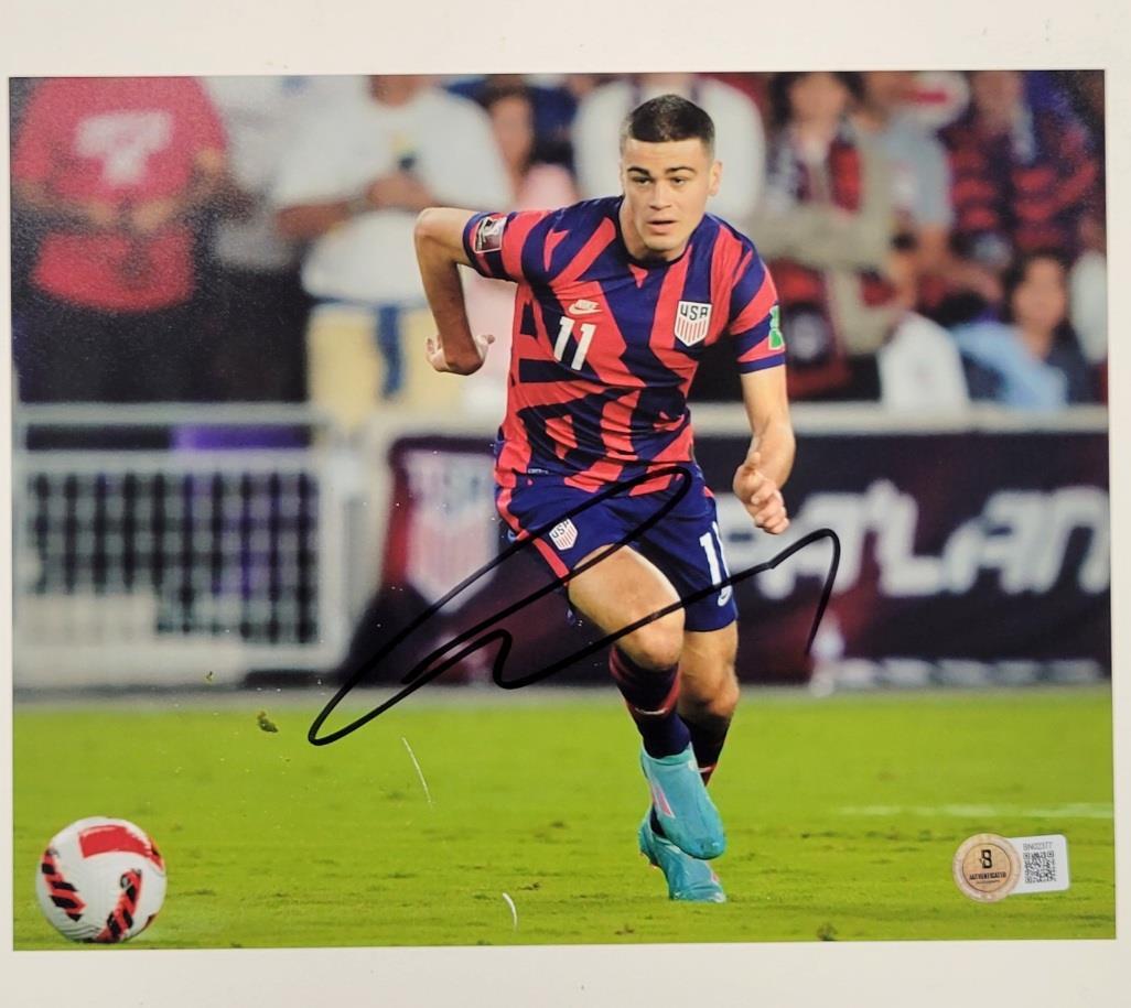 Giovanni Reyna signed USMNT Team USA 8x10 photo autograph ~ Beckett BAS