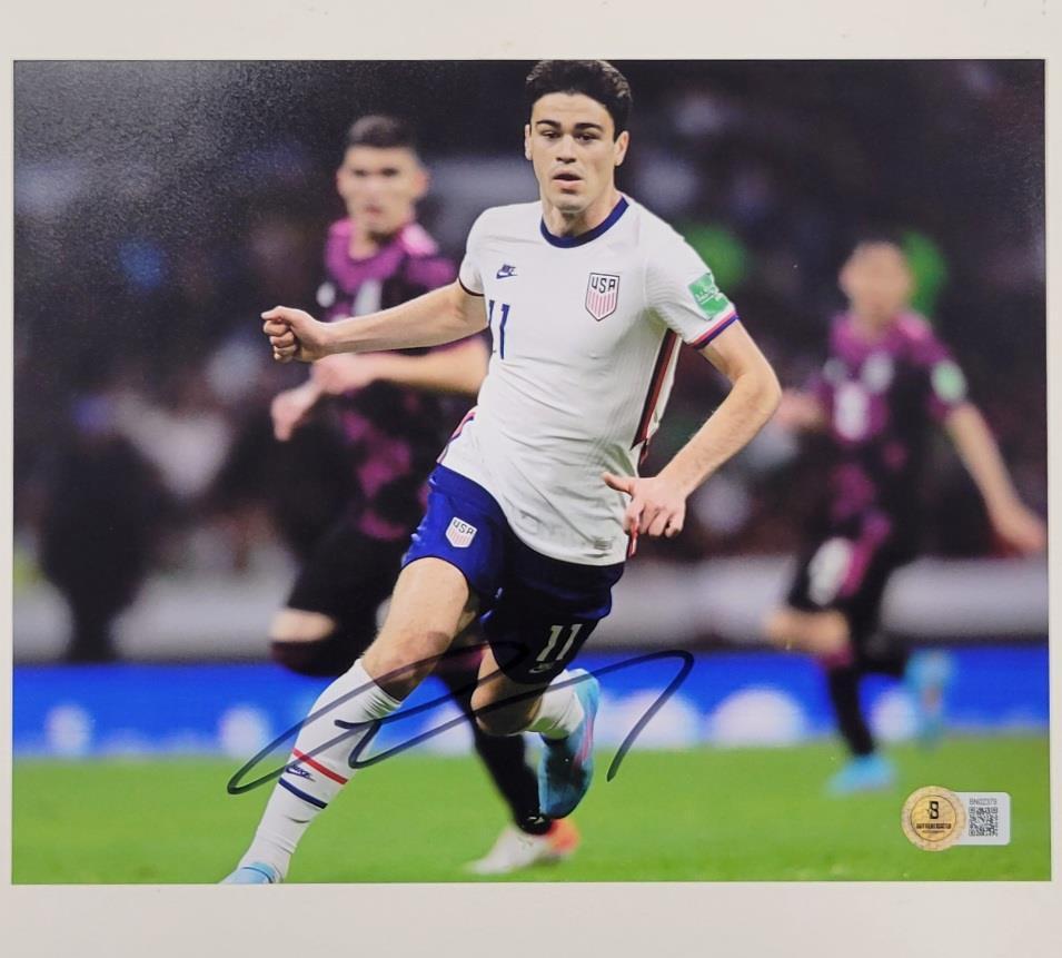 Giovanni Reyna signed USMNT Team USA 8x10 photo autograph ~ Beckett BAS