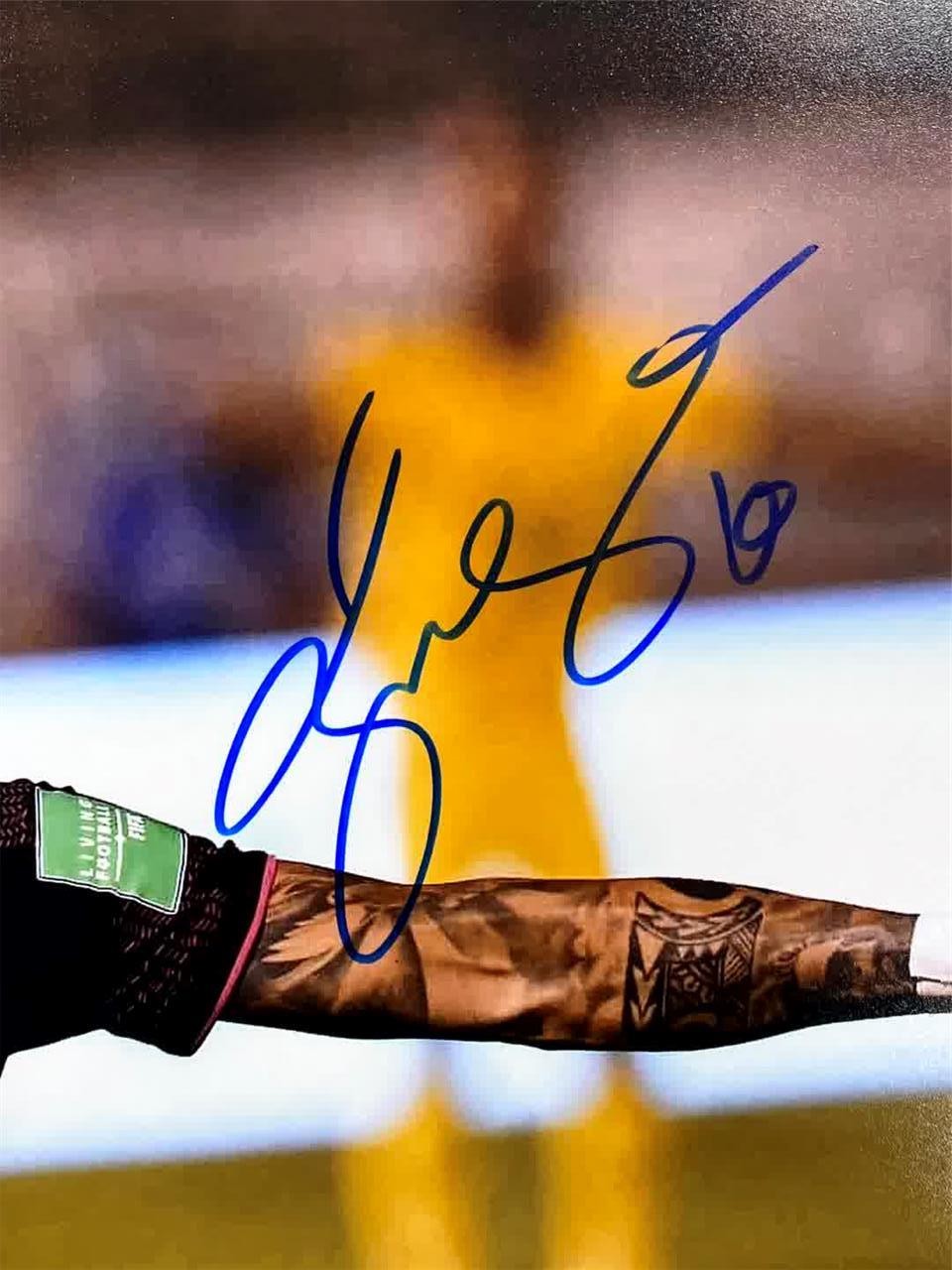 Alexis Vega signed Mexico 11x14 photo autograph Guadalajara ~ Beckett BAS
