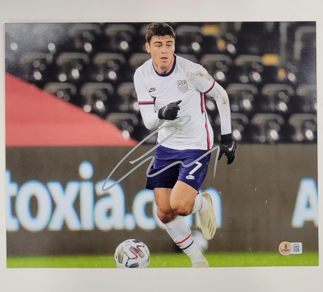 Giovanni Reyna signed USMNT Team USA 11x14 photo autograph ~ Beckett BAS