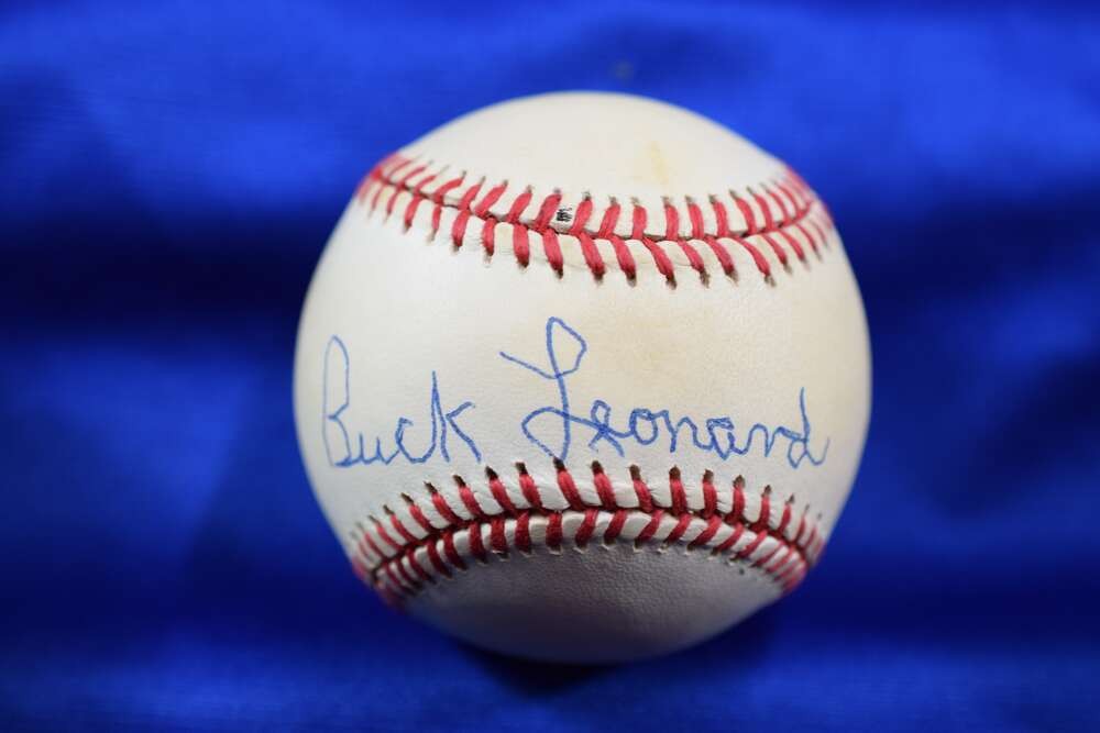 Buck Leonard PSA DNA Autograph National League ONL Signed Baseball 3