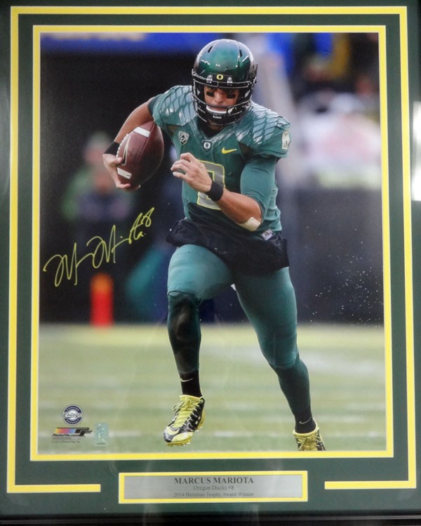 Marcus Mariota Signed Framed 16x20 Photo Oregon Ducks MM Holo