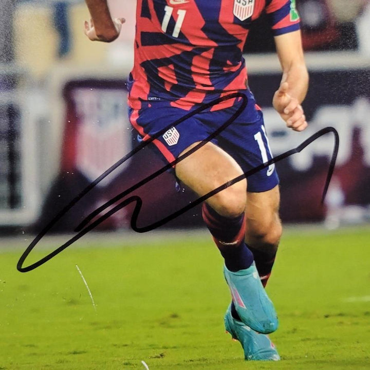 Giovanni Reyna signed USMNT Team USA 8x10 photo autograph ~ Beckett BAS