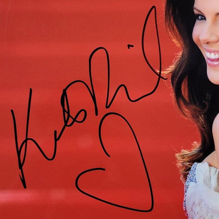 Kate Beckinsale signed drawn "heart" 11x14 photo autograph Sexy ~ JSA sticker