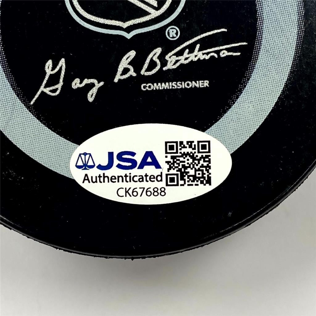 Sean Avery signed Los Angeles Kings Official Game Puck autograph JSA