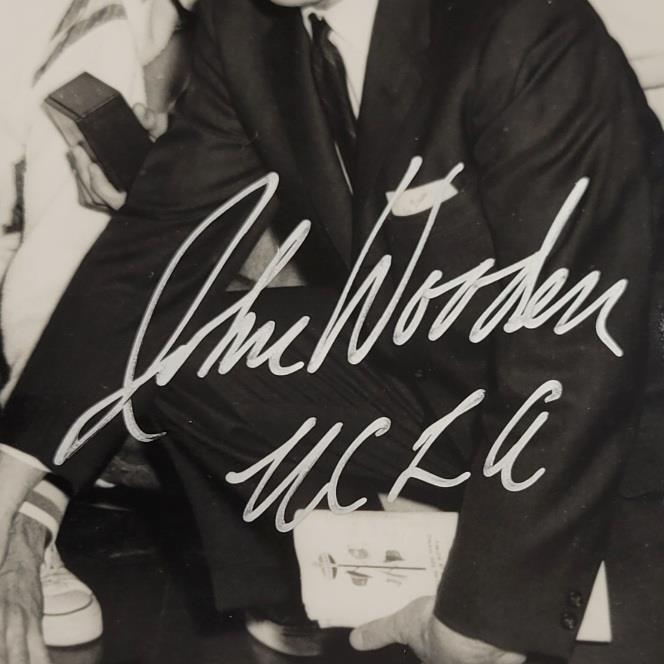 John Wooden signed UCLA 1963-64 NCAA Champs 5x7 photo autograph ~ Beckett BAS