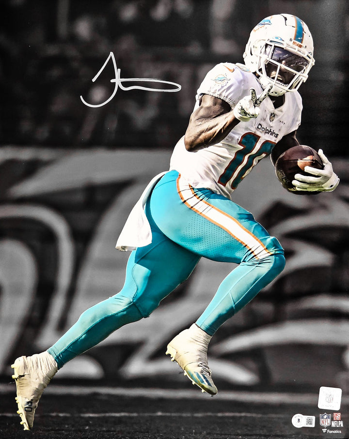Tyreek Hill Signed 16x20 Photo Miami Dolphins Spotlight Beckett BAS Witness
