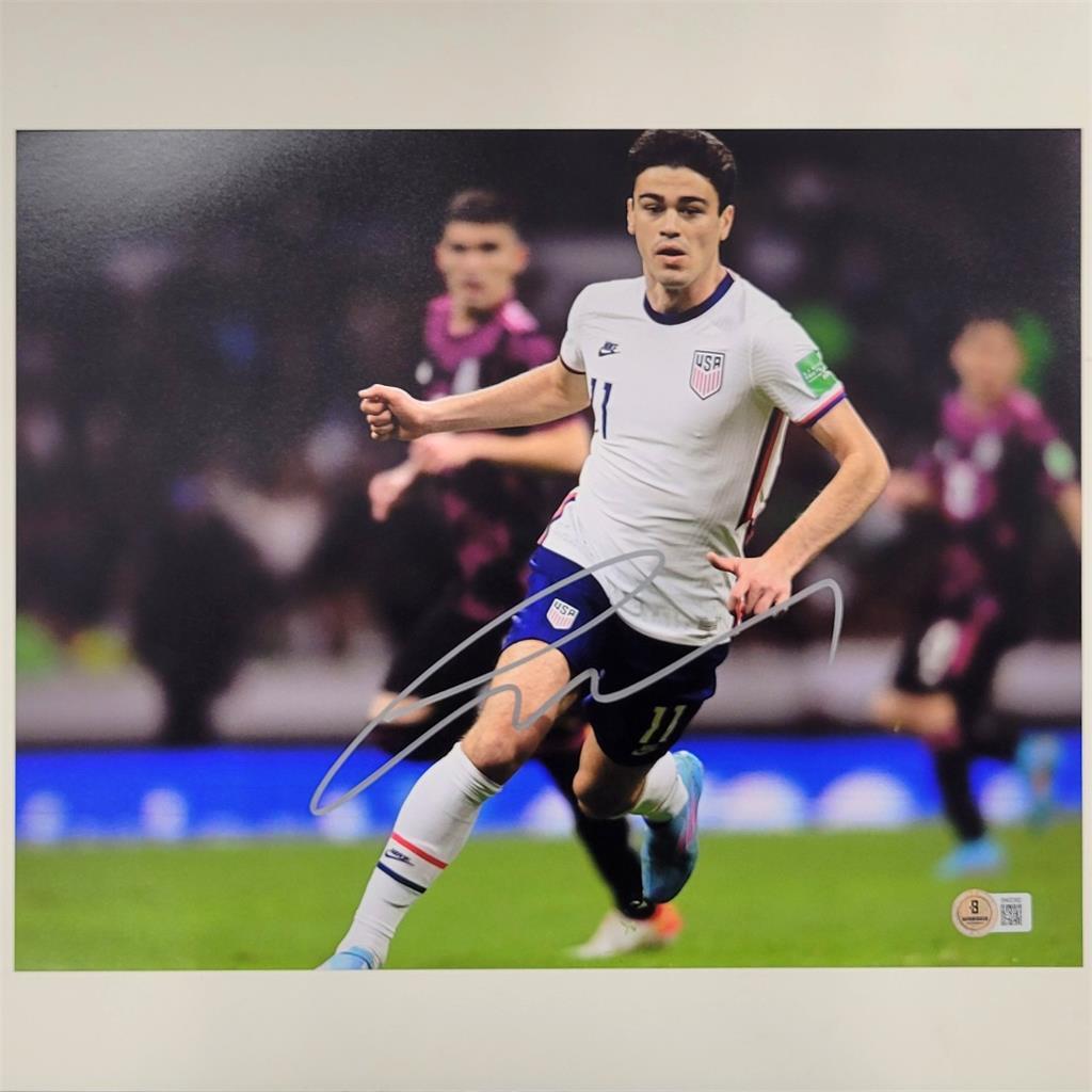 Giovanni Reyna signed USMNT Team USA 11x14 photo autograph ~ Beckett BAS