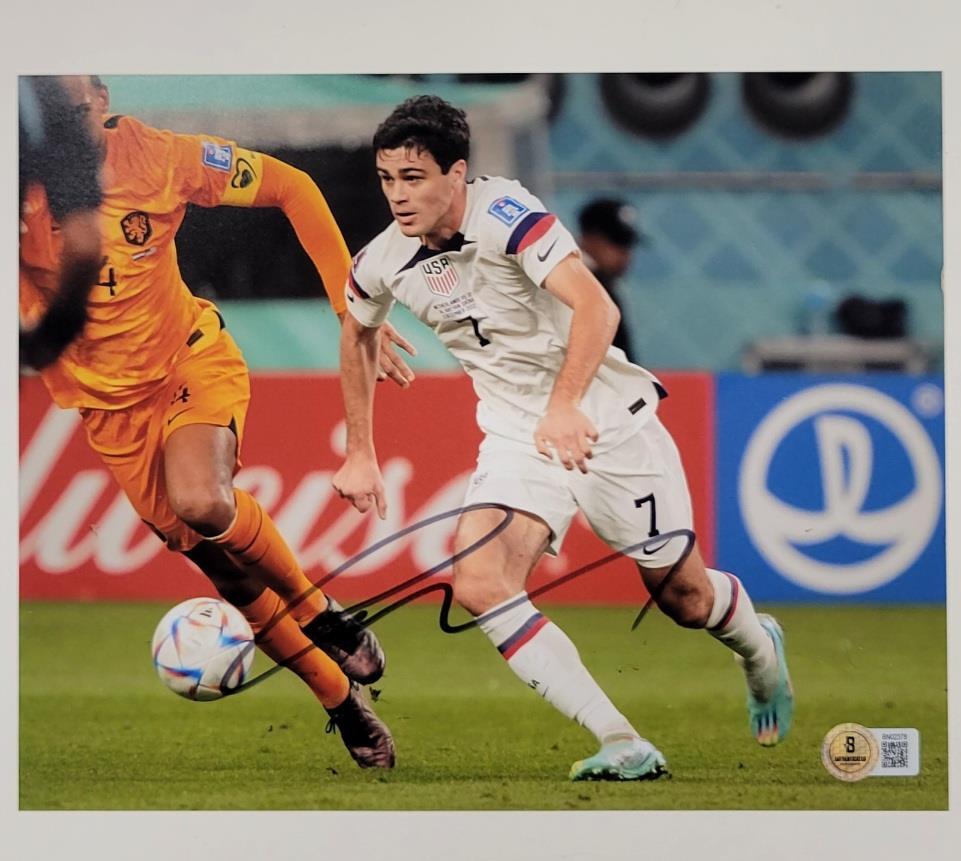 Giovanni Reyna signed USMNT Team USA 8x10 photo autograph ~ Beckett BAS