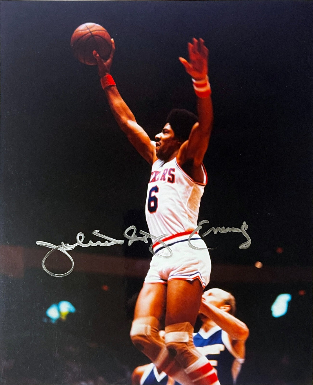 Julius "Dr. J" Erving signed Philadelphia 76ers 8x10 Photo-Goldin Scoreboard COA