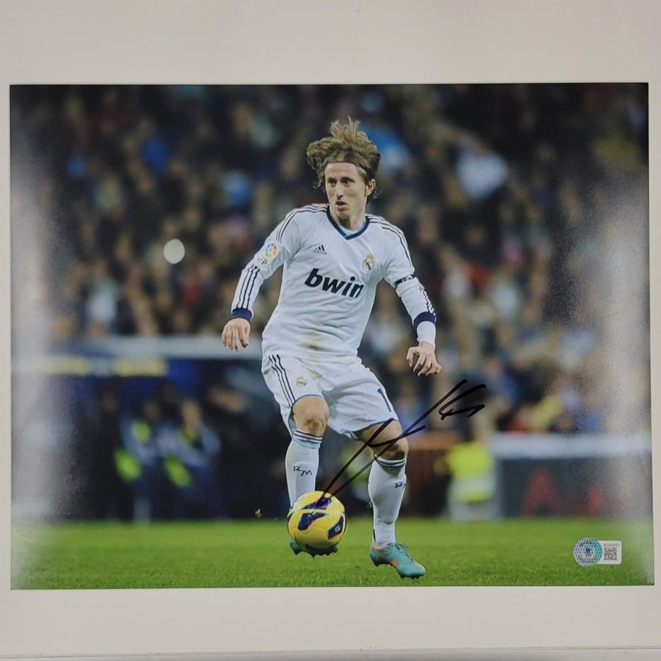 Luka Modric signed Real Madrid 11x14 photo #1 autograph ~ Beckett BAS Holo