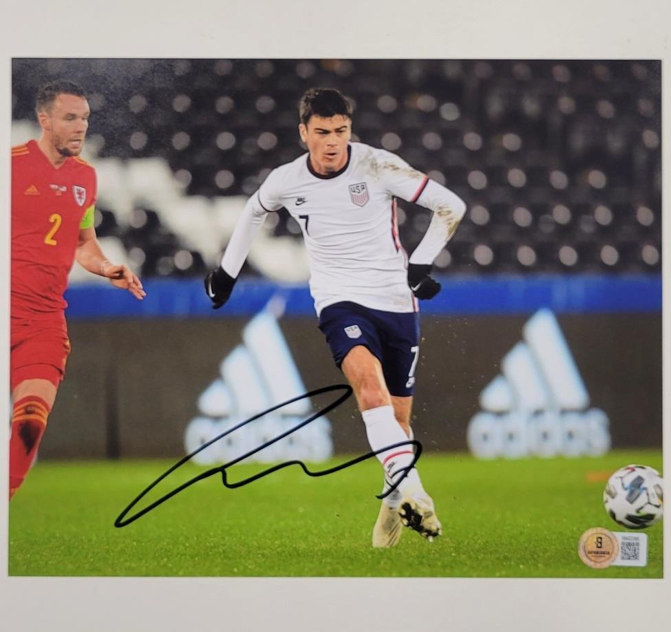 Giovanni Reyna signed USMNT Team USA 8x10 photo autograph ~ Beckett BAS