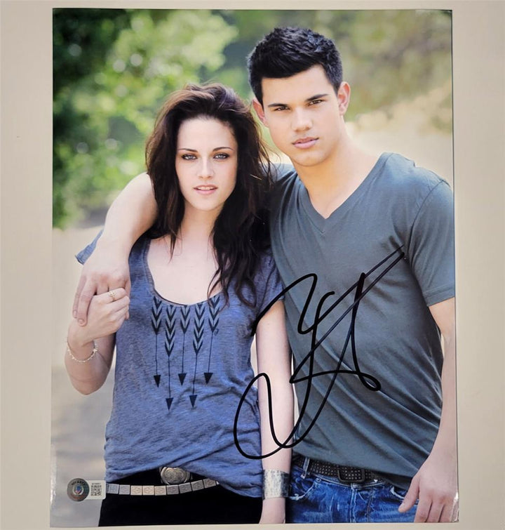 Taylor Lautner signed Twilight 11x14 photo autograph ~ Beckett BAS holo