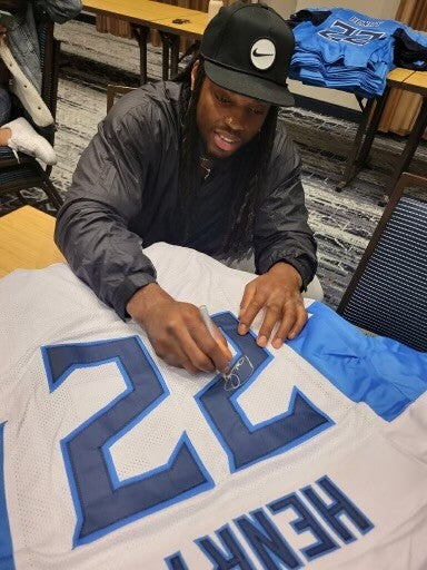 Derrick Henry signed Tennessee White Custom Stitched Pro Style Jersey Beckett QR