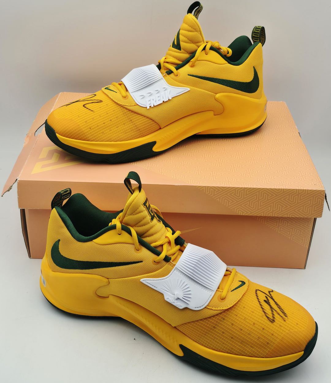 Giannis Auto 2021 (PE) Promo Baylor Nike Zoom Freak 3 Game Shoes Size 17 Beckett