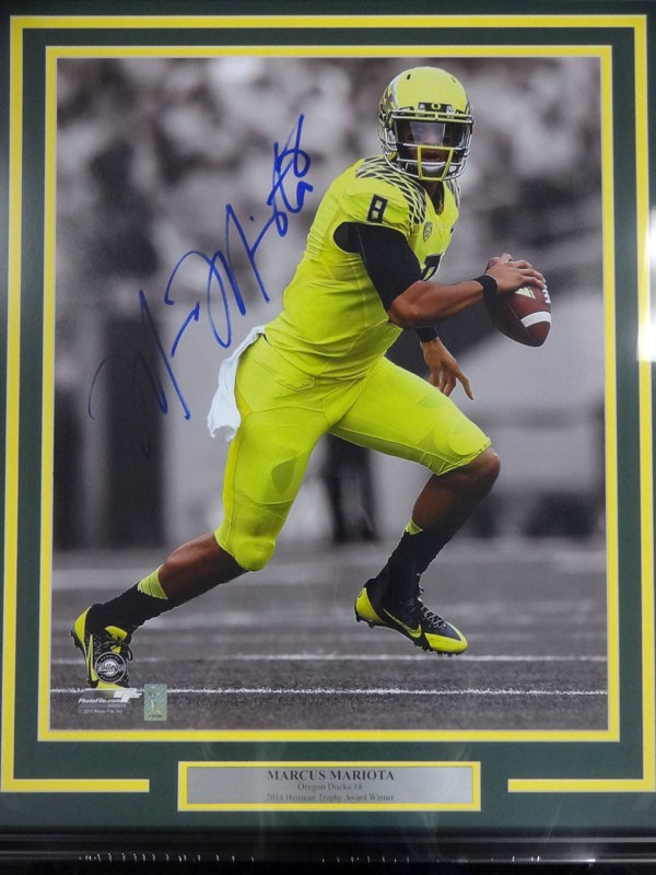 Marcus Mariota Signed Framed 16x20 Photo Oregon Ducks MM Holo