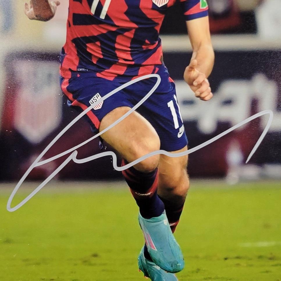 Giovanni Reyna signed USMNT Team USA 11x14 photo autograph ~ Beckett BAS