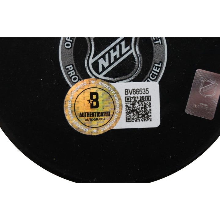 Joe Sakic Autographed/Signed Colorado Avalanche Logo Puck Beckett 54974