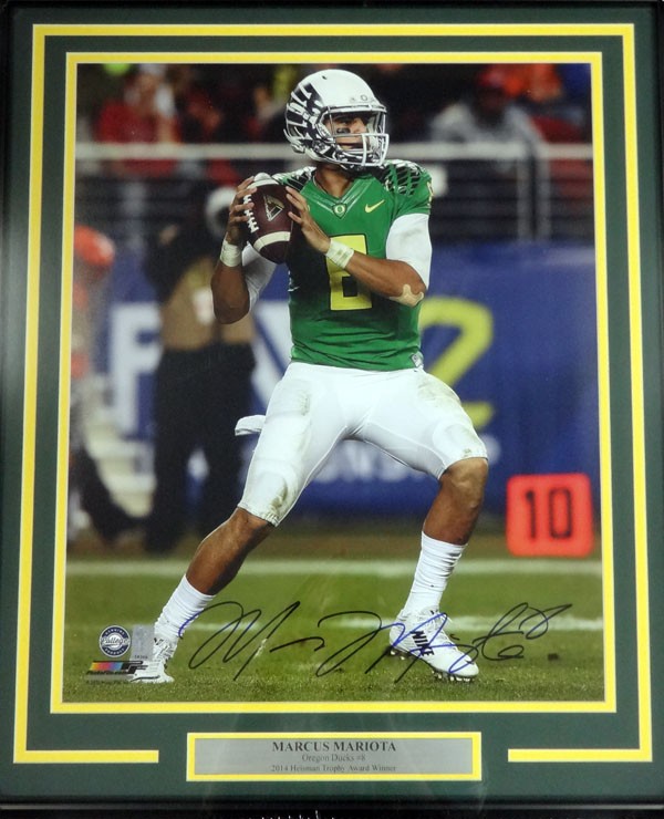 Marcus Mariota Signed Framed 16x20 Photo Oregon Ducks MM Holo