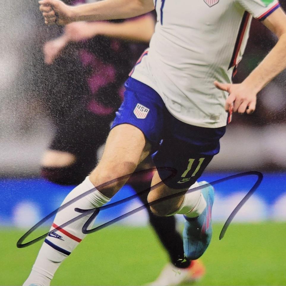 Giovanni Reyna signed USMNT Team USA 8x10 photo autograph ~ Beckett BAS