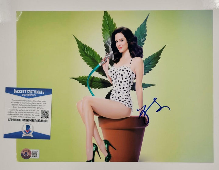 *READ* Mary Louise Parker signed Weeds 8.5x11 Photo Autograph ~ Beckett BAS COA