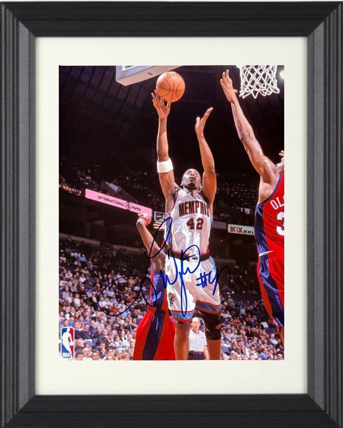 Lorenzen Wright has hand signed this Memphis Tigers 8x10 Photo - COA/LA Clippers