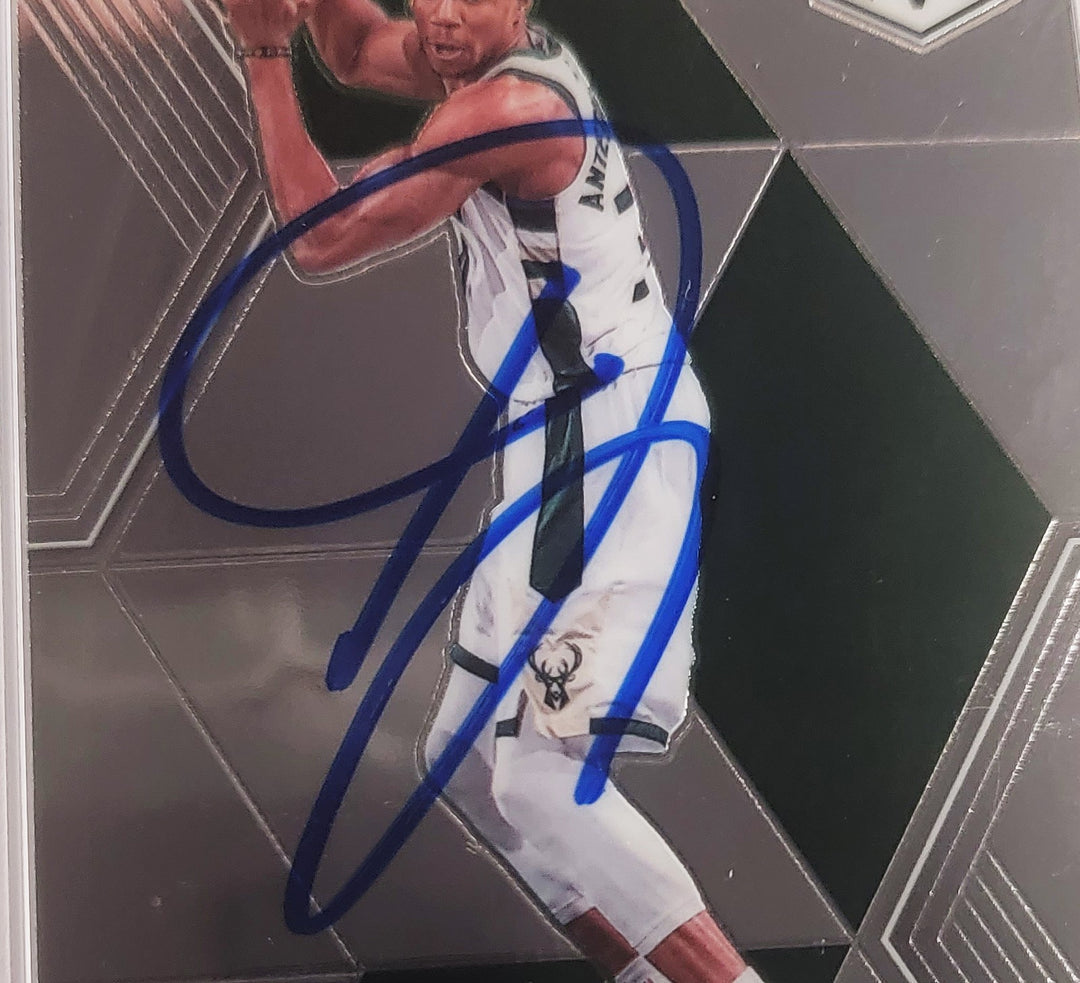 Giannis Antetokounmpo Auto Signed 2019 Panini Mosaic Card 75 Bucks PSA 8 PSA/DNA