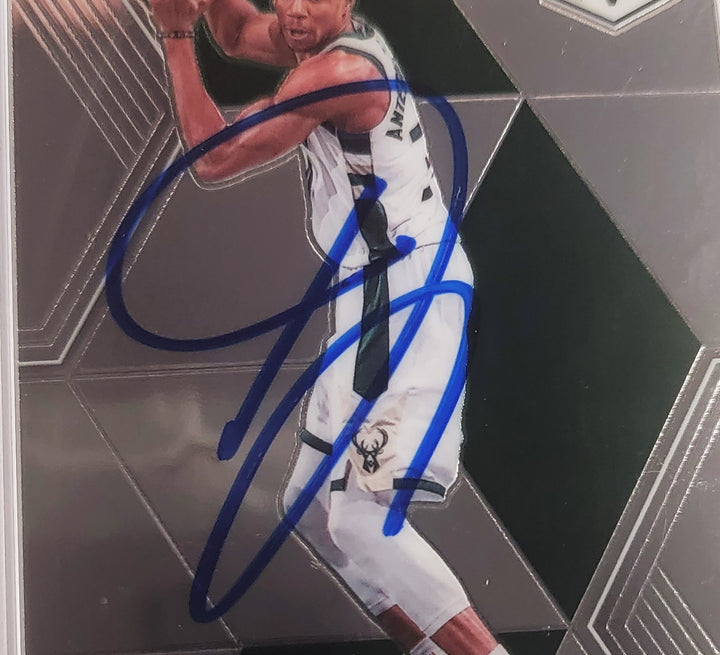 Giannis Antetokounmpo Auto Signed 2019 Panini Mosaic Card 75 Bucks PSA 8 PSA/DNA