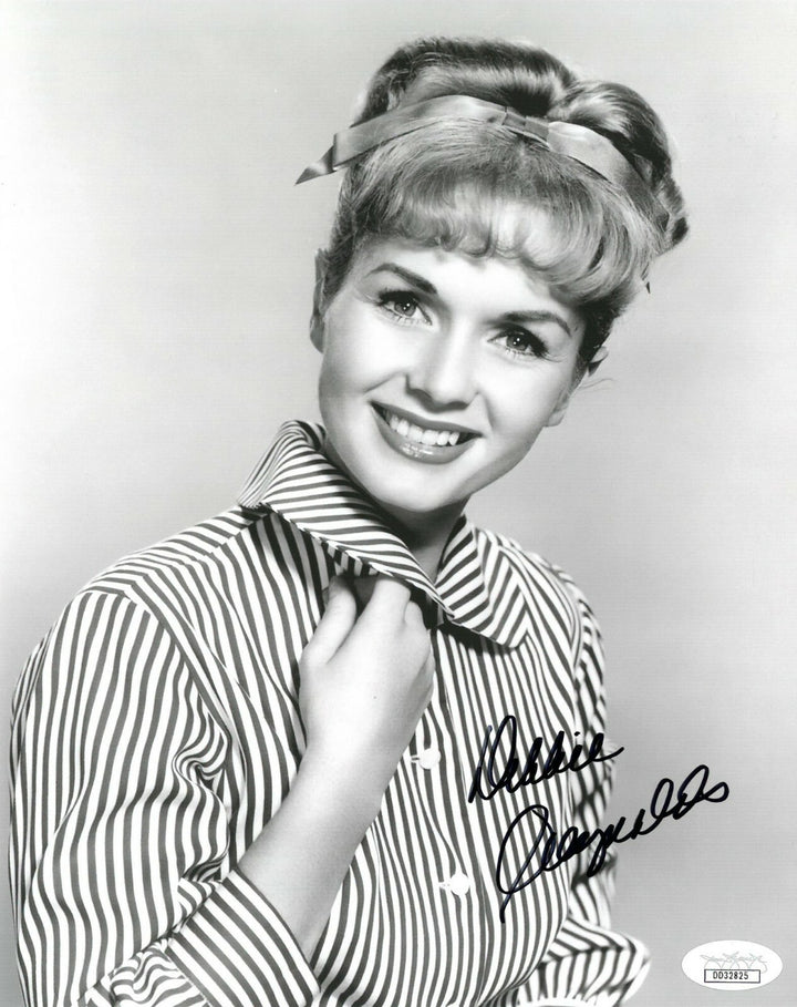 Debbie Reynolds signed Vintage B&W 8x10 Photo - JSA Hologram #DD32825