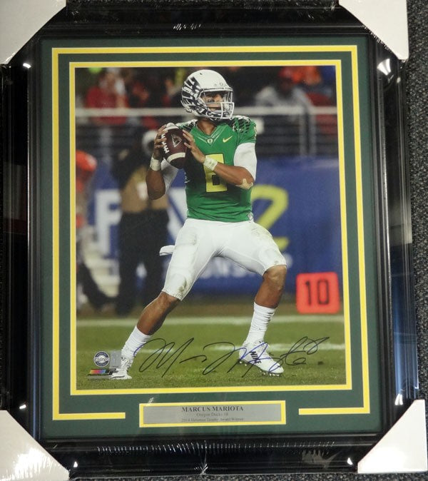 Marcus Mariota Signed Framed 16x20 Photo Oregon Ducks MM Holo