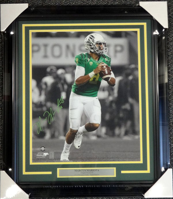 Marcus Mariota Signed Framed 16x20 Photo Oregon Ducks MM Holo