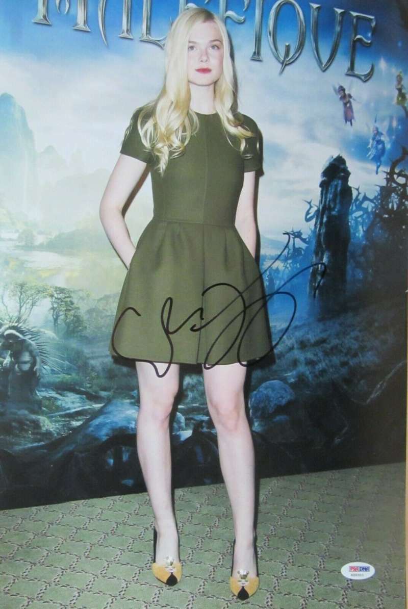 Elle Fanning Psa Dna Coa Hand Signed 11x14 Photo Autograph