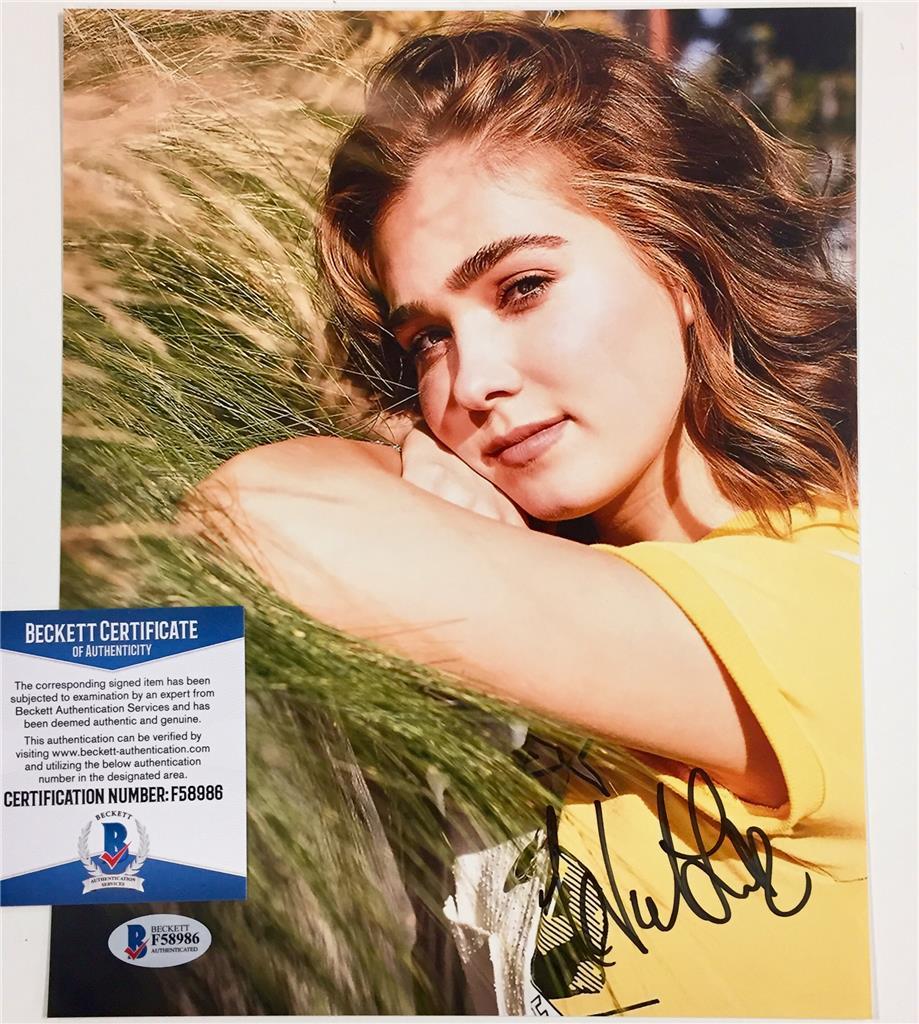 HALEY LU RICHARDSON Signed 8x10 Photo ~ Beckett BAS COA ~Edge of Seventeen SPLIT