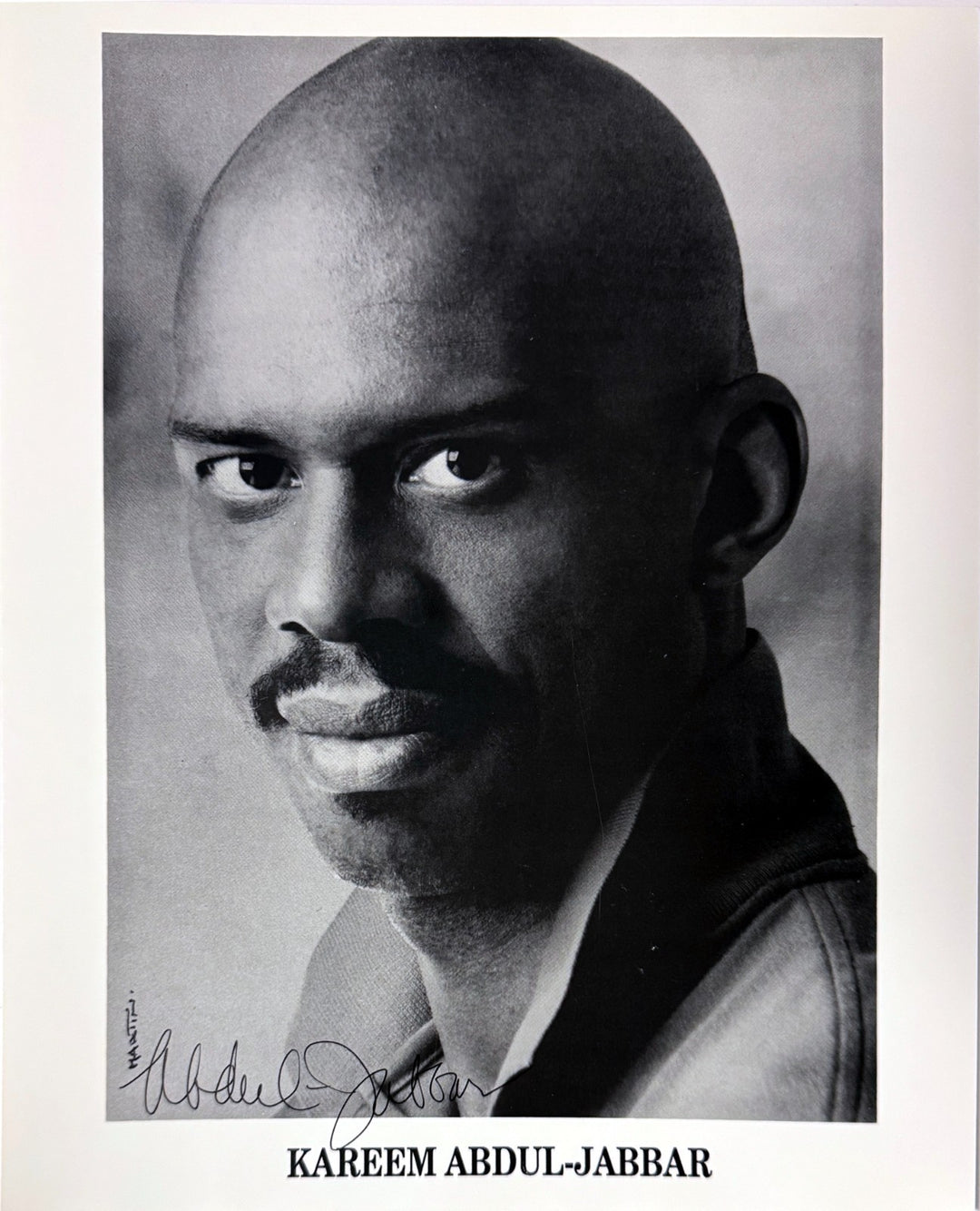 Kareem Abdul-Jabbar signed B&W 8x10 Photo - COA (HOF/Lakers/UCLA)