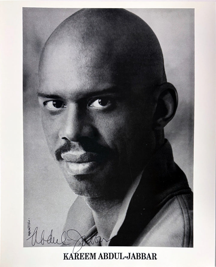 Kareem Abdul-Jabbar signed B&W 8x10 Photo - COA (HOF/Lakers/UCLA)