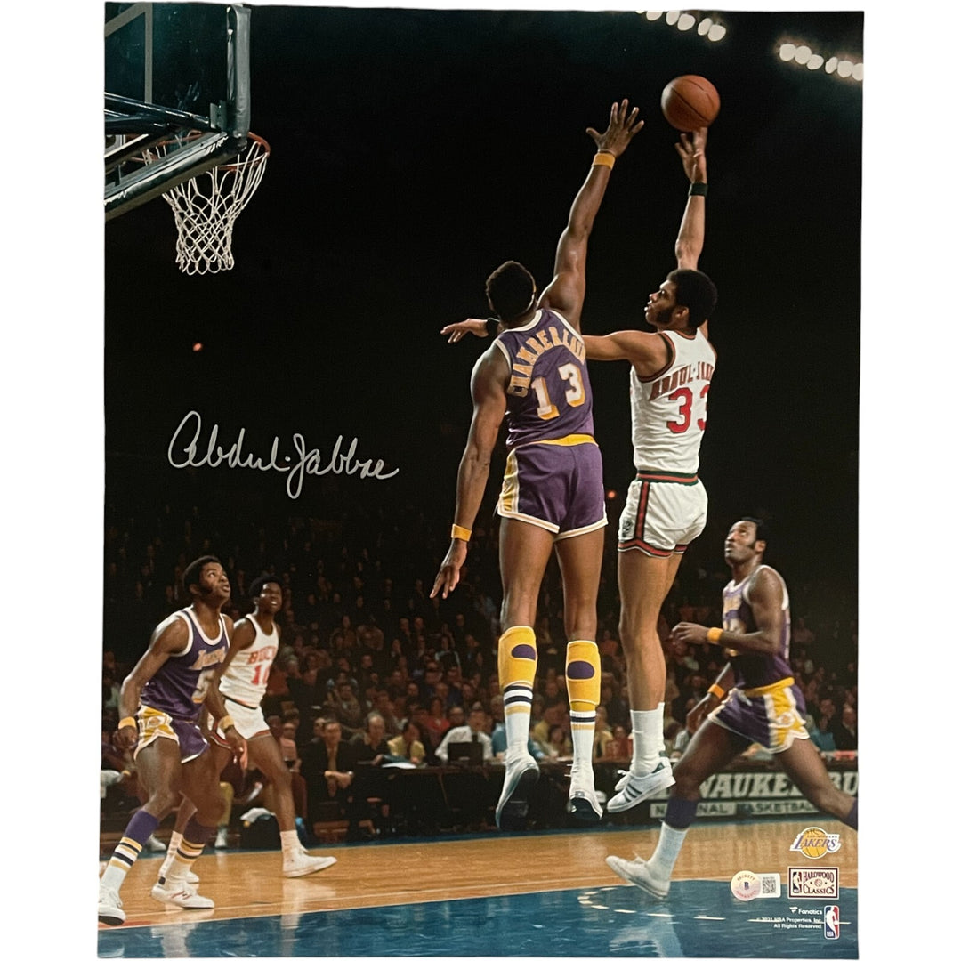 Kareem Abdul-Jabbar Autographed Milwaukee Bucks 16x20 Photo Beckett 46517