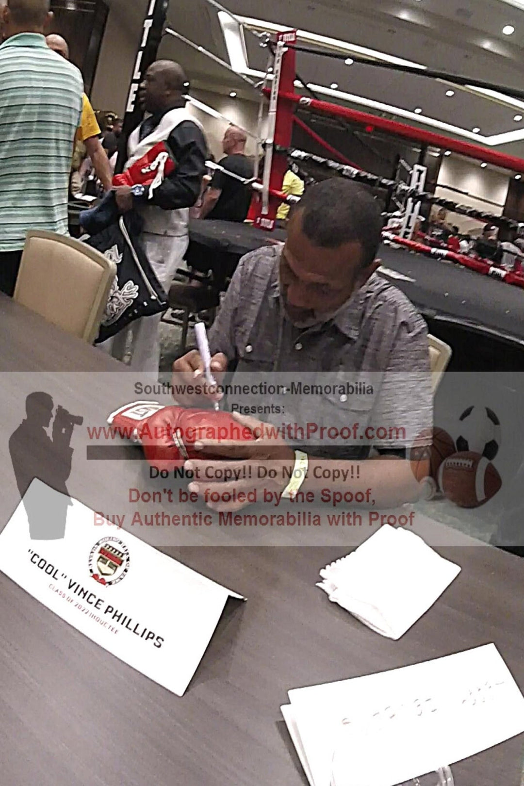Cool Vince Phillips Autographed Everlast Red Boxing Glove Proof Photo Beckett Authentic