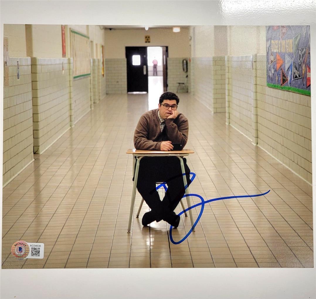 Bobby Moynihan signed 8x10 photo autograph  Beckett BAS Holo Image 1