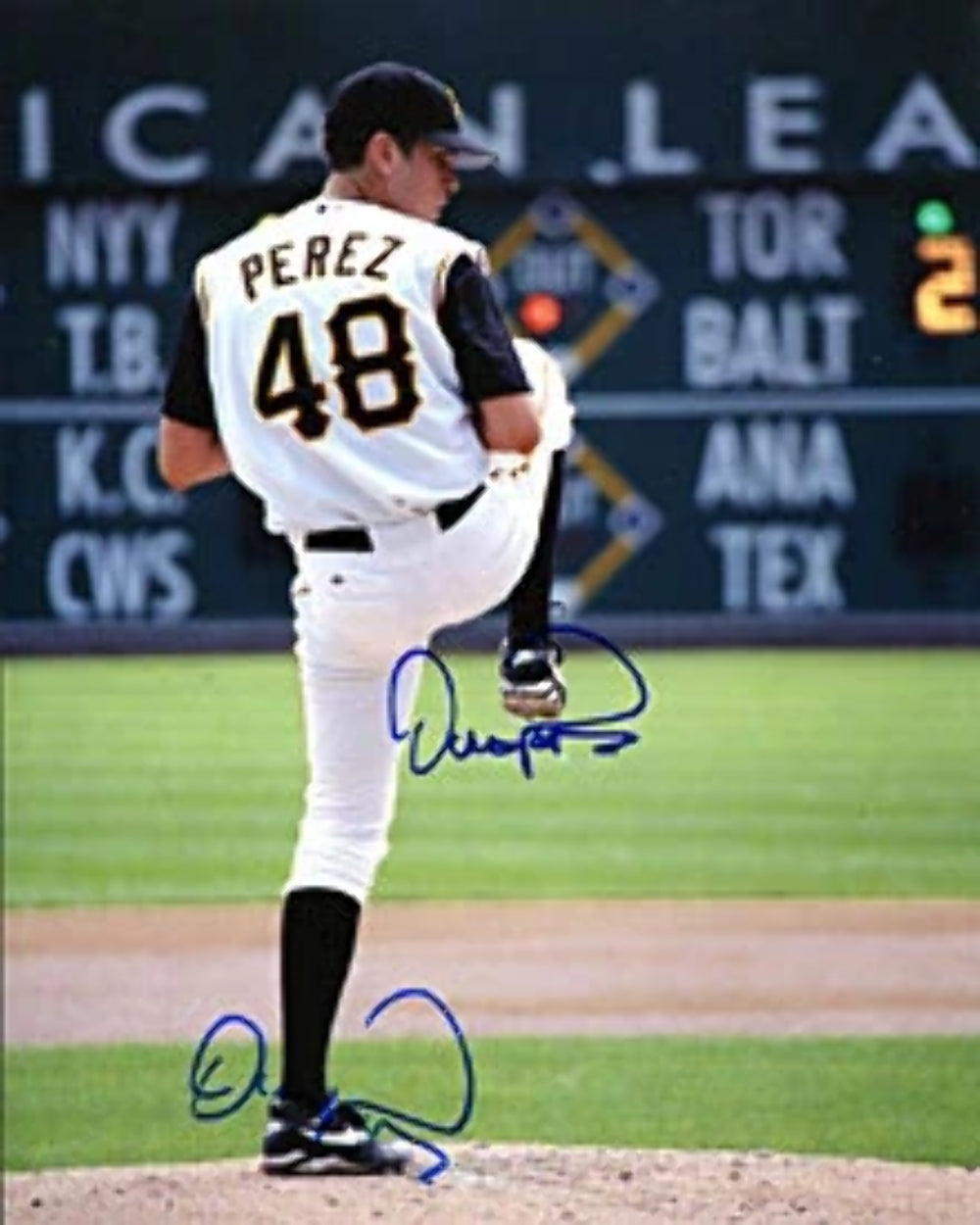 Oliver Perez Autographed / Signed Pitching 8x10 Photo Image 2