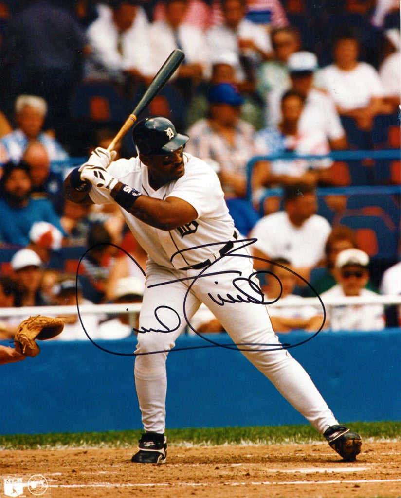 Signed Cecil Fielder Photograph - 8X10 batting)